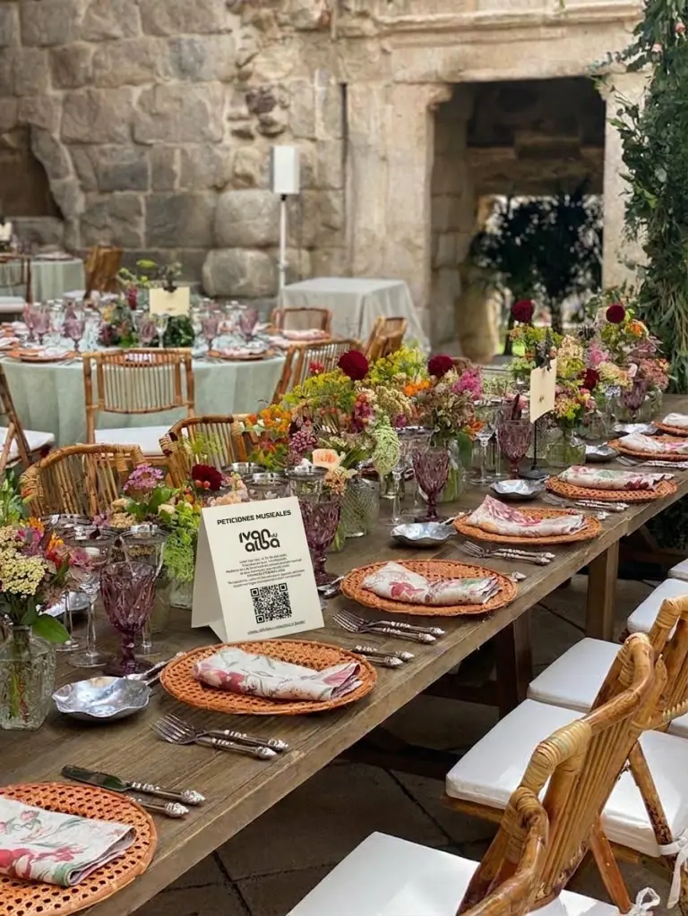 Código QR de TuParty impreso sobre la mesa de un banquete de boda